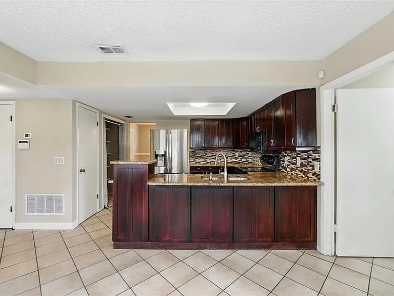 7925 Tumblestone Dr — Photo 15