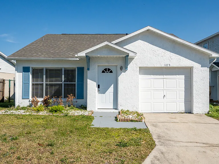 1025 Clovercrest Rd — Photo 1