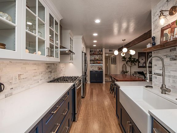 3rd image of 406 Larkspur Plaza Dr