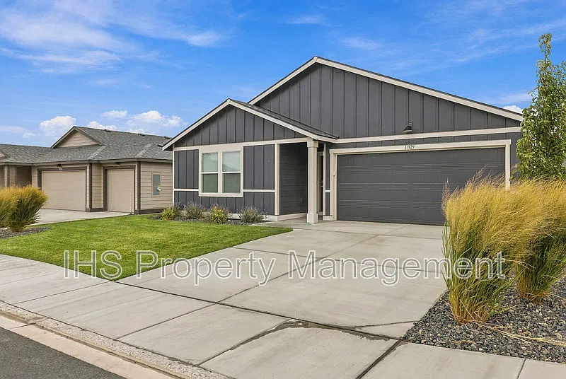 3 bed, 2.0 bath, 1300 sqft, $2,295 — Photo 1