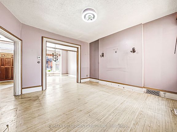 4th image of 116 Catharine St S