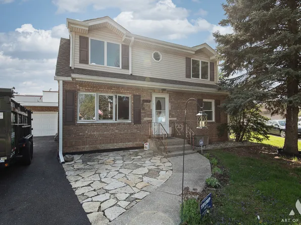 7908 Garden Ln, Bridgeview, IL 60455