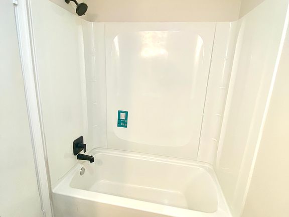 White bath tub with surround for easy cleaning