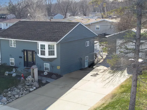 625 Westwind Dr, Carpentersville, IL 60110