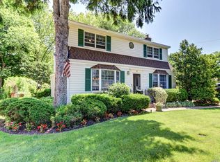 39 Gables Rd, Hicksville, NY 11801