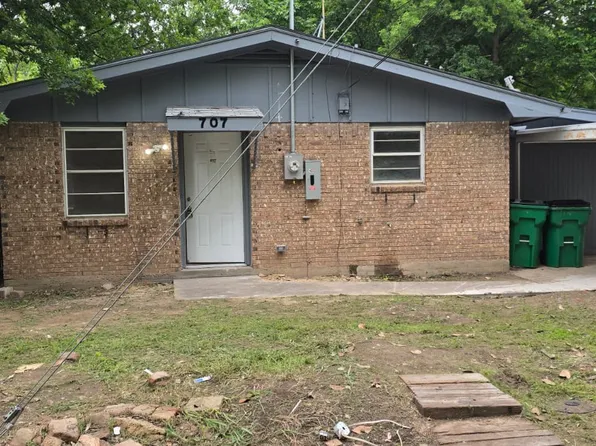 707 Raymond St, Bowie, TX 76230