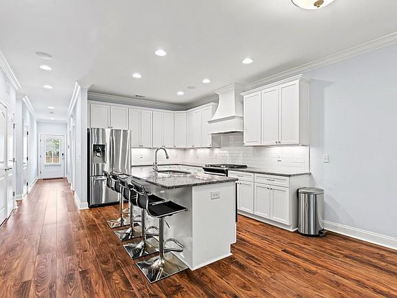 3rd image of 921 Pembroke Pl