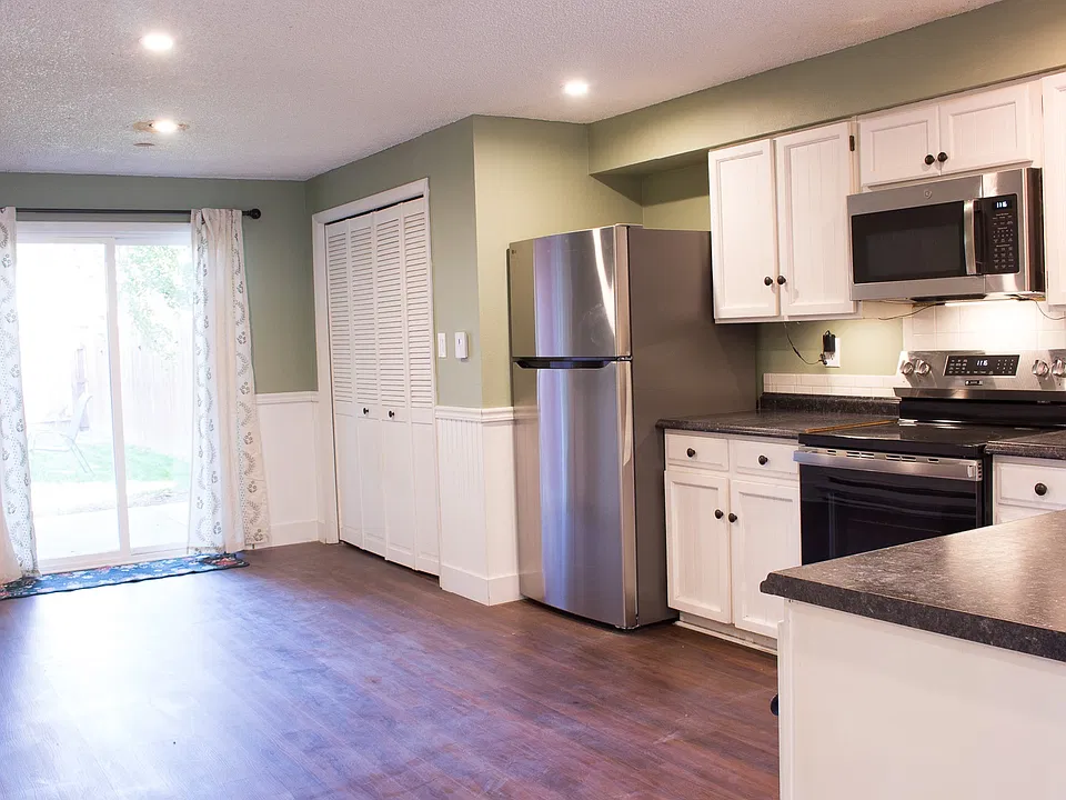220 E Saint Clair Ave