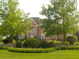 30W381 Honeysuckle Ln, Wayne, IL 60184