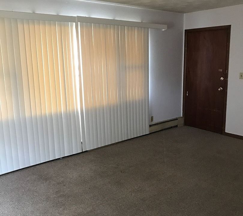 2nd image of 2916 Halsted Rd APT 2