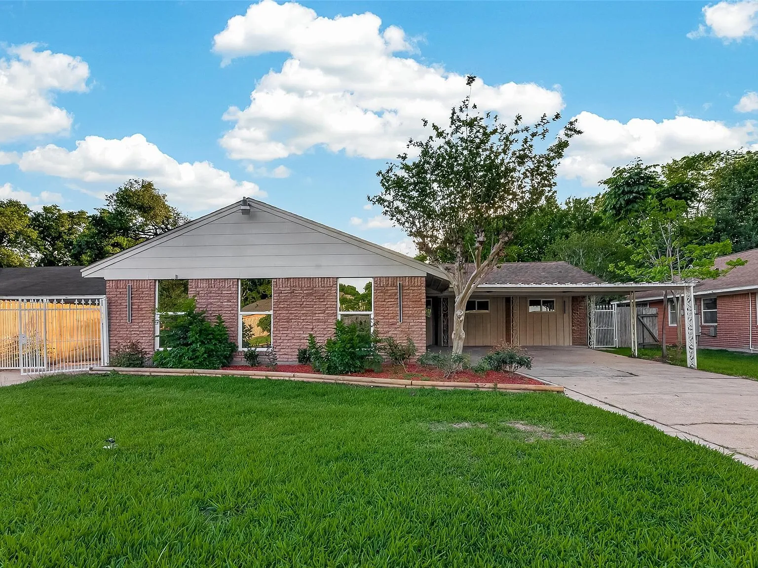 4 bed, 3.0 bath, 2013 sqft, $2,200 — Photo 1