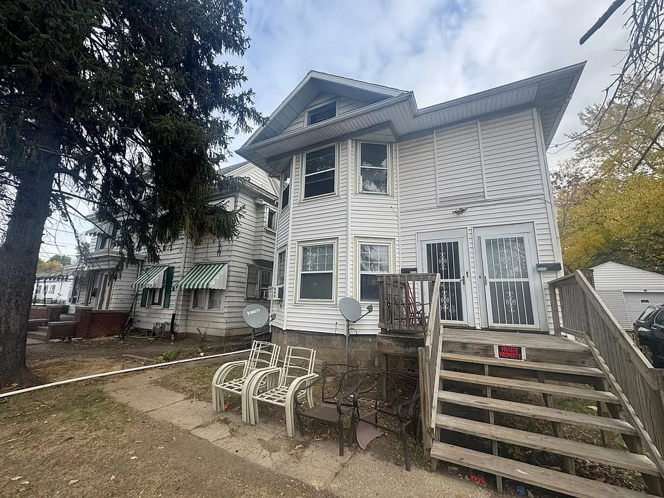 2210-2212 N Knoxville Ave