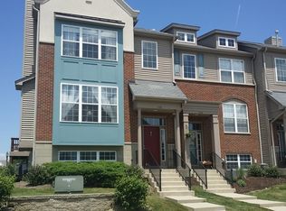 110 Village Station Ln, Grayslake, IL 60030