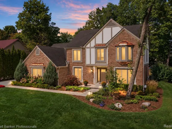 1414 Bradbury Dr, Troy, MI 48098