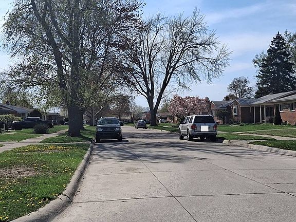 4th image of 8356 Darlene St