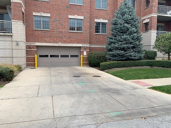 3rd image of 6493 N Northwest Hwy #201
