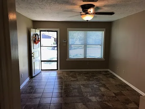 Cozy 3 Bedroom 2 Bath Home in Southwood Valley — Photo 2