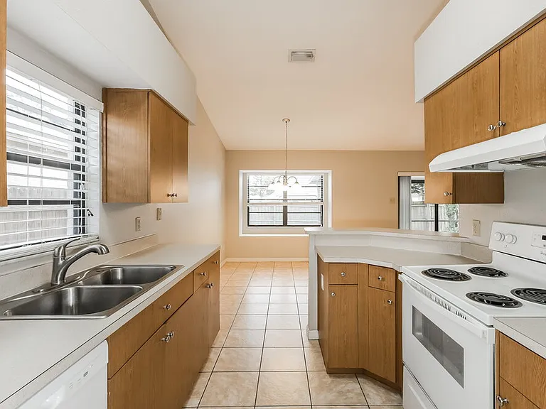 1440 Tiverton Dr — Photo 8