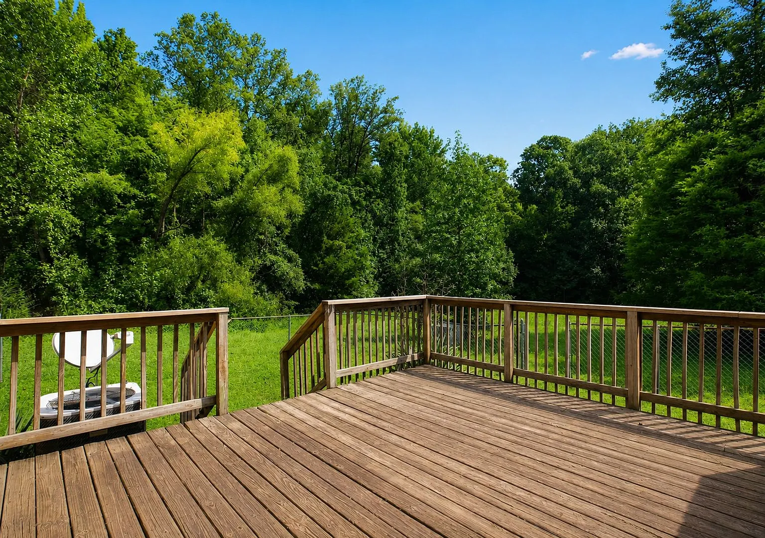 King George Spacious 2 Bedroom End Unit Townhouse — Photo 3