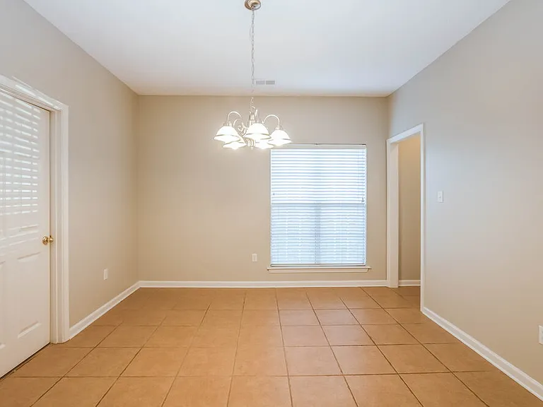 1146 Warwick Pl — Photo 5