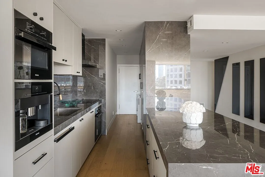2 bed, 2.0 bath, 1819 sqft, $9,450 — Photo 2
