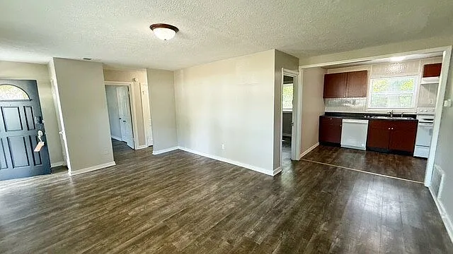 3 bed, 1.0 bath, 961 sqft, $1,325 — Photo 4