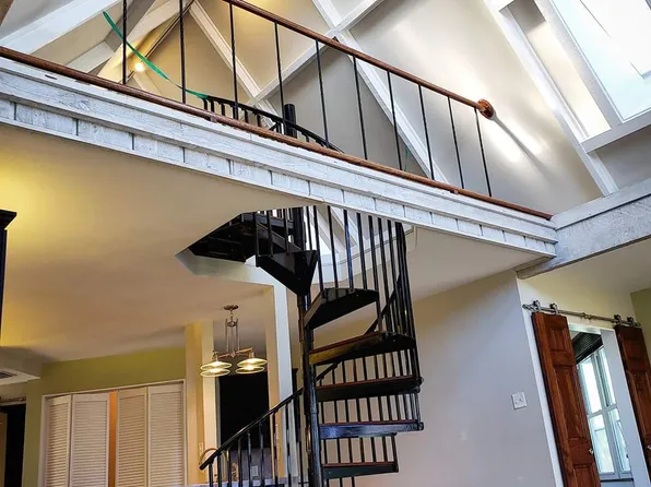 211 S 3rd St, Rockport, TX 78382