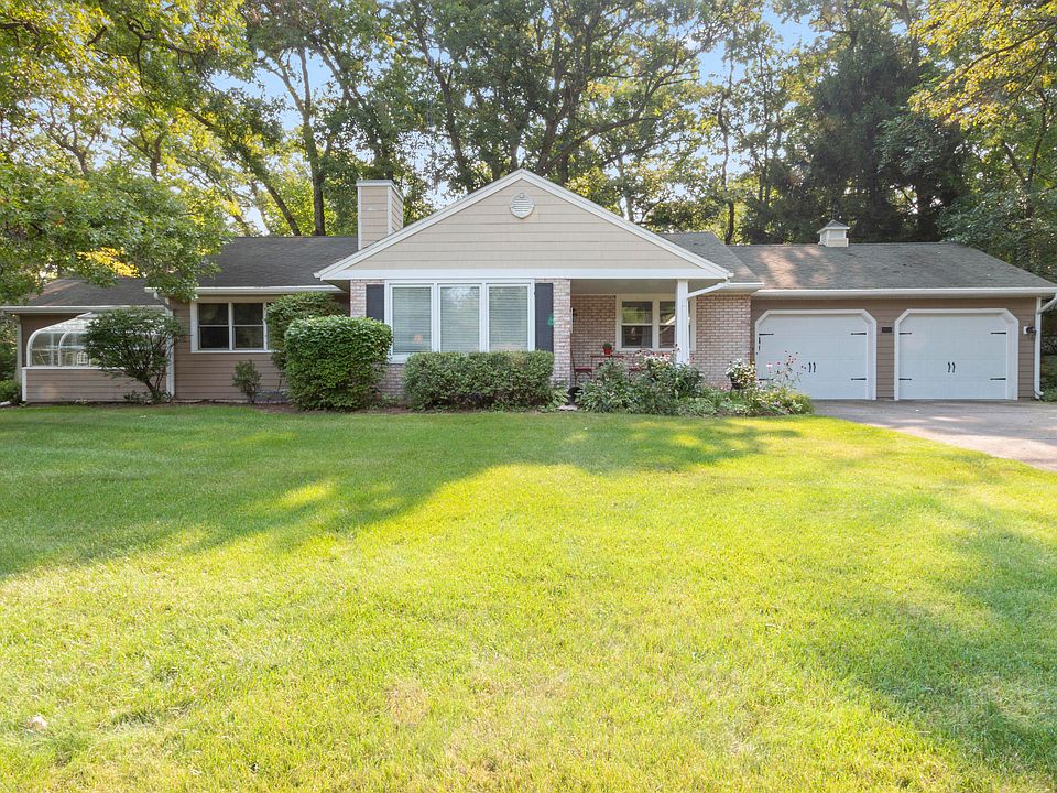 1st image of 907 Shabbona Dr