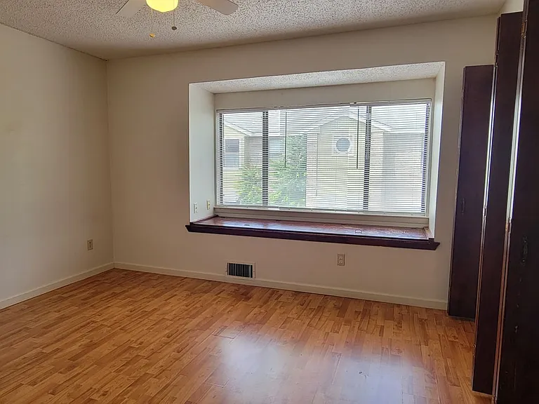 1221 W Hopkins St — Photo 9