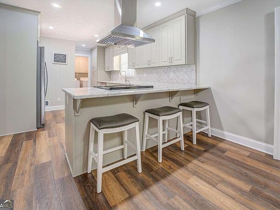 5th image of 411 Burke Cir