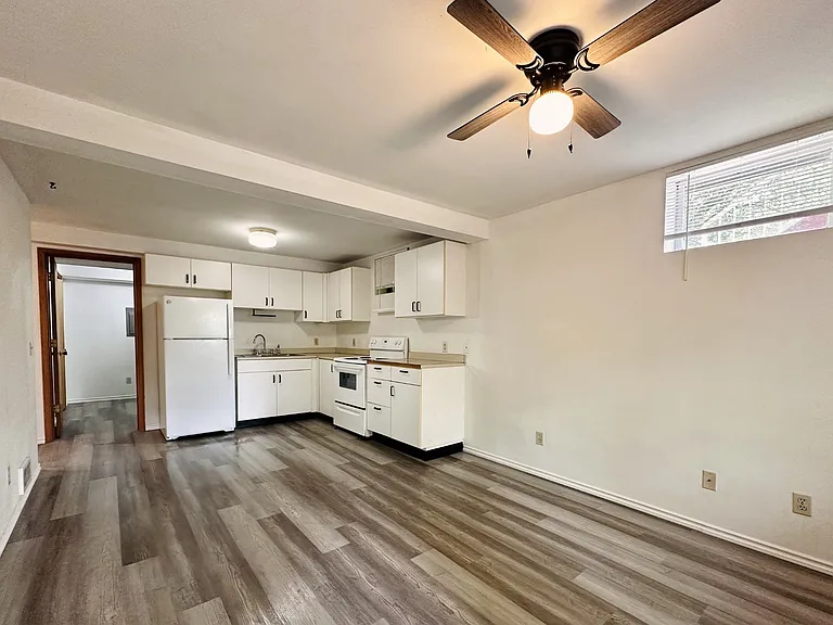 318 E 6th St — Photo 16