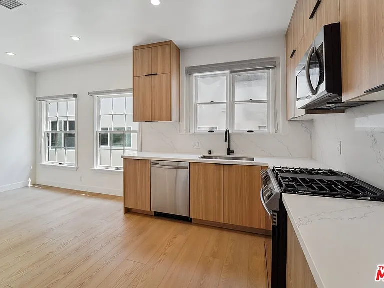 9122 W 3rd St — Photo 12