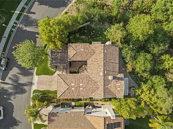 3rd image of 27018 Woodlands Dr