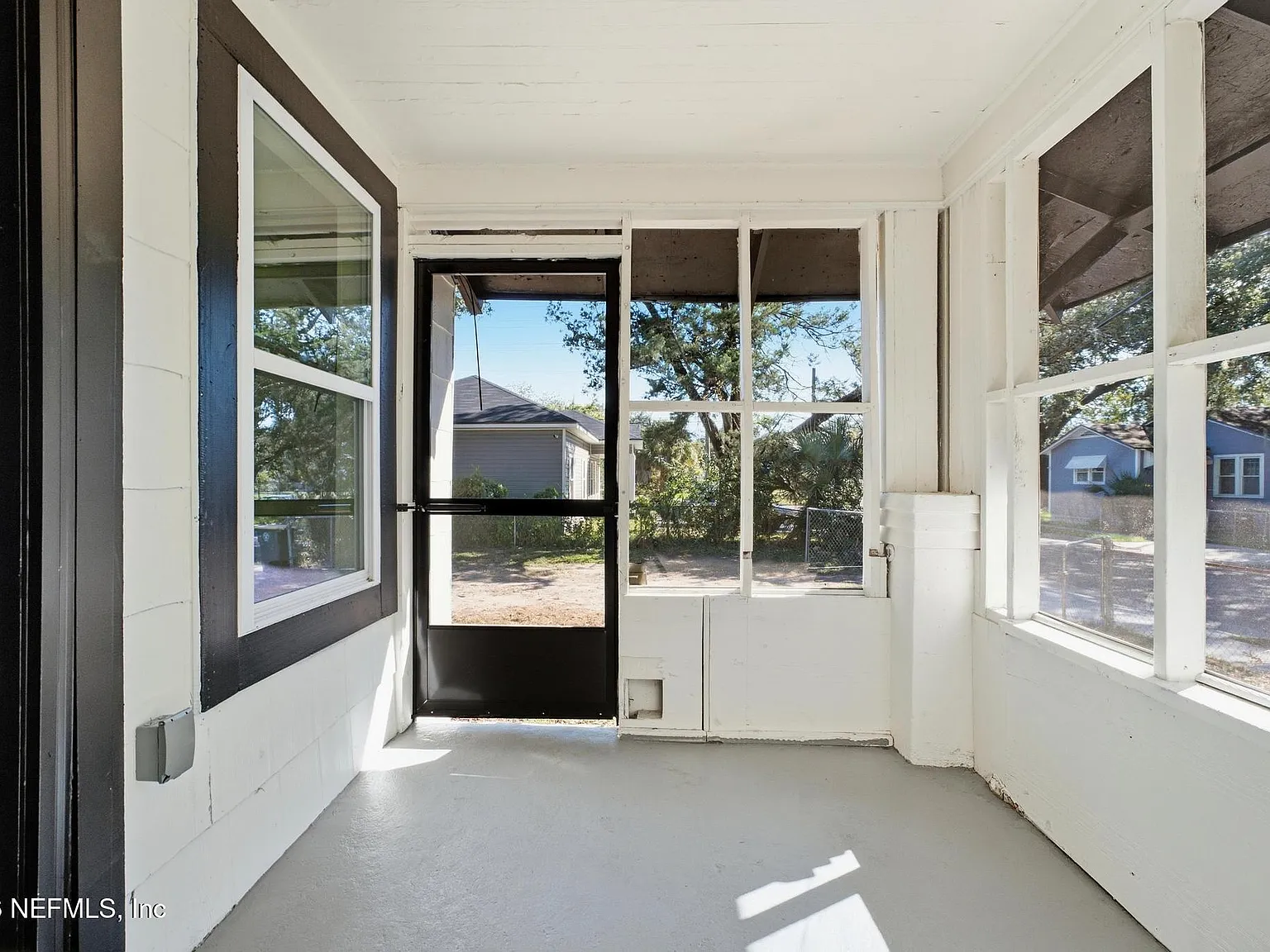 3 bed, 2.0 bath, 1164 sqft, $1,385 — Photo 2