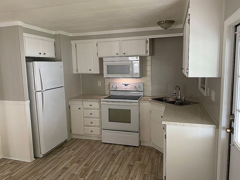 1st image of 975 Laura St