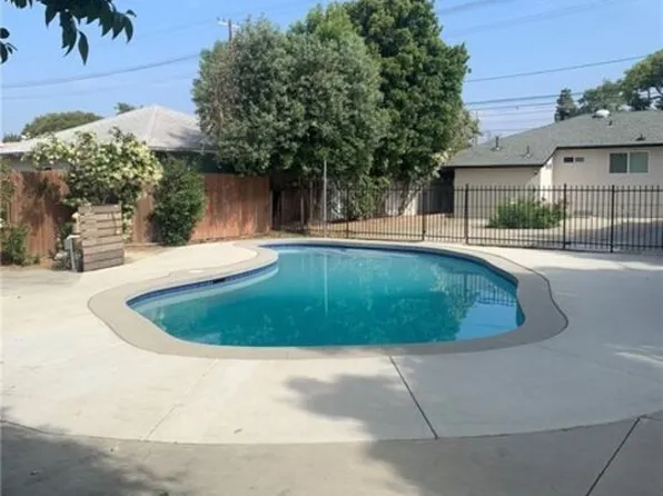 17902 Saticoy St, Reseda, CA 91335