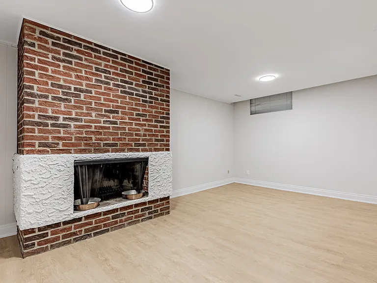 207 Davisville Ave — Photo 13