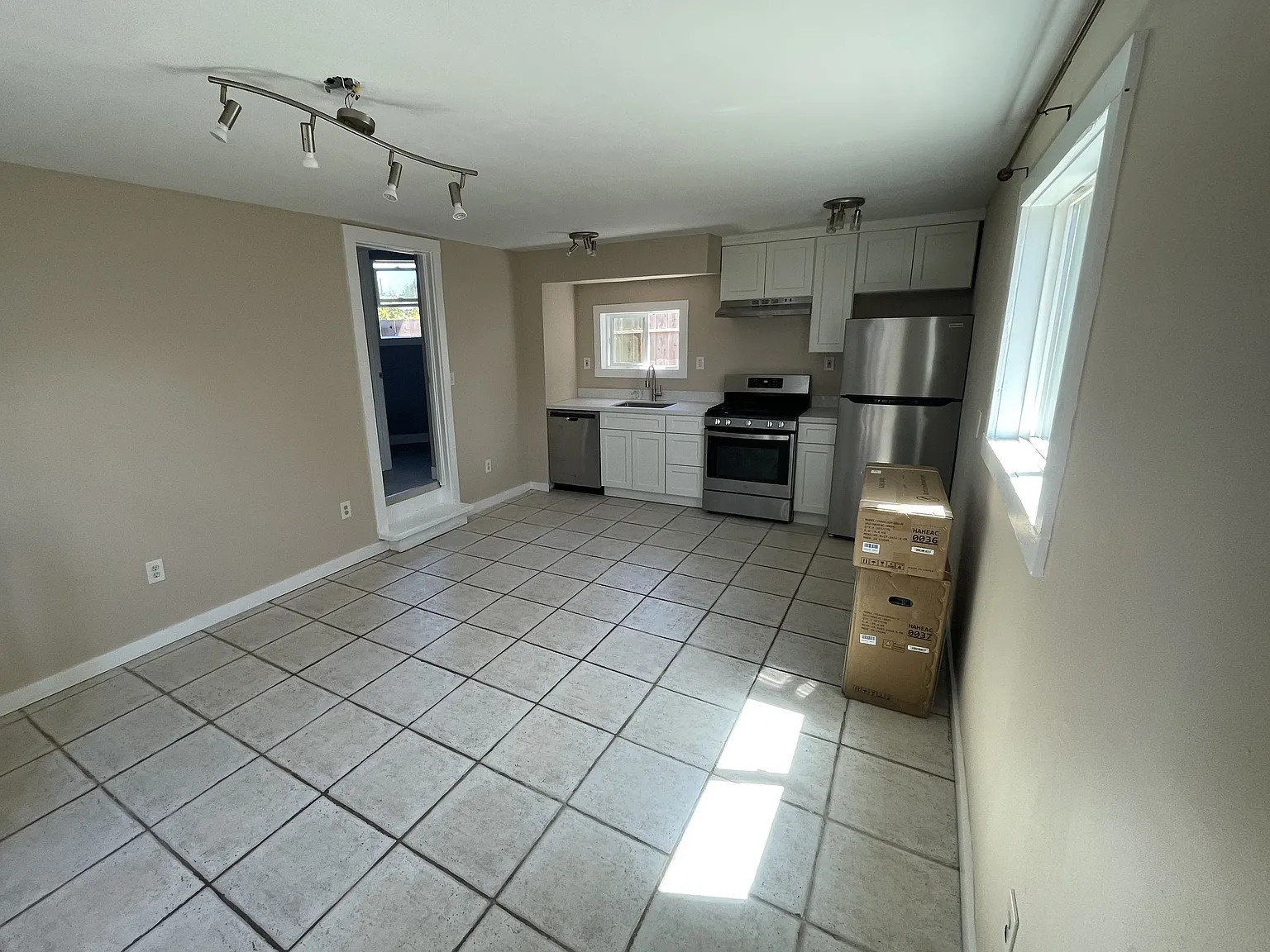 3 bed, 1200 sqft, $3,900 — Photo 4