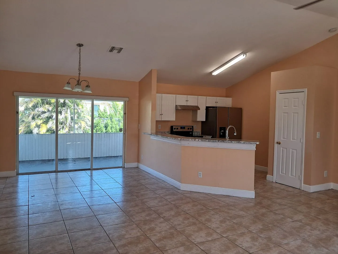 Beautiful Lehigh Home $500 off 1st month rent — Photo 3
