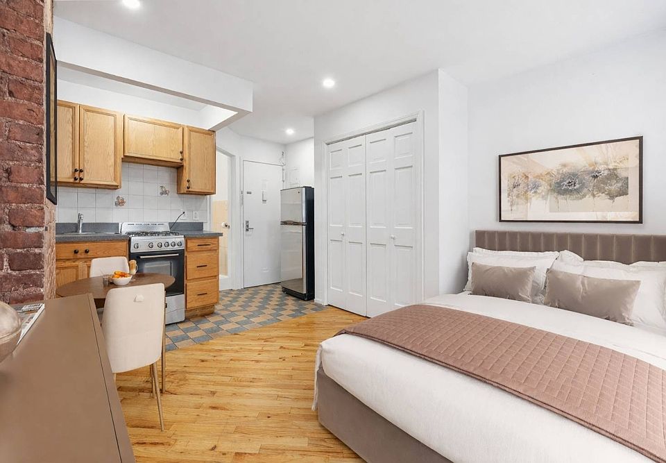 1st image of 120 Orchard St APT 1