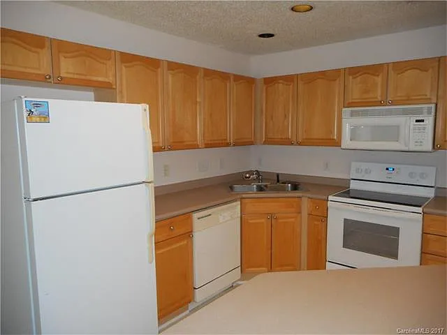 2 bed, 2.5 bath, 1287 sqft, $1,750 — Photo 3