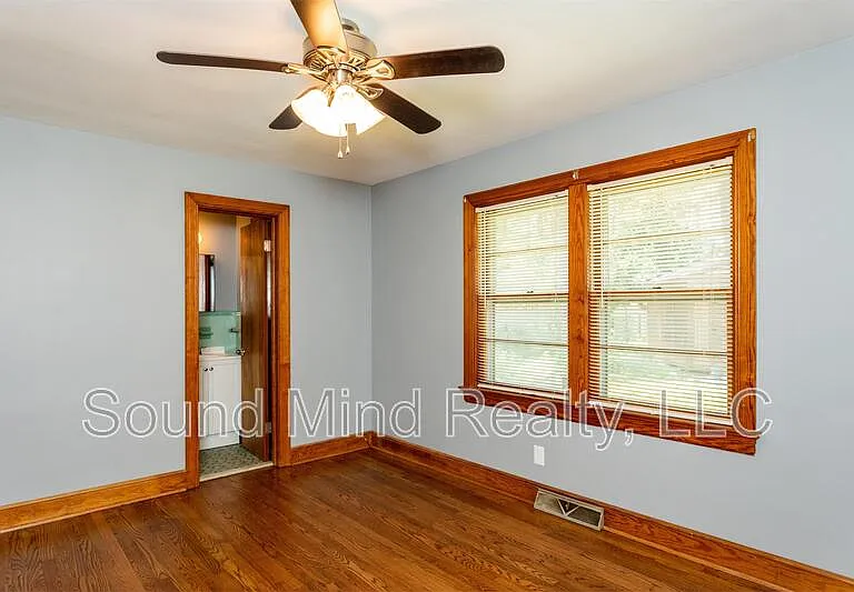 300 Tyson Ave — Photo 15