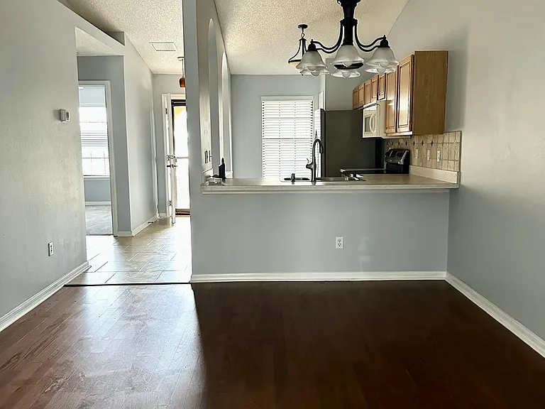 341 Redwood Ln — Photo 2