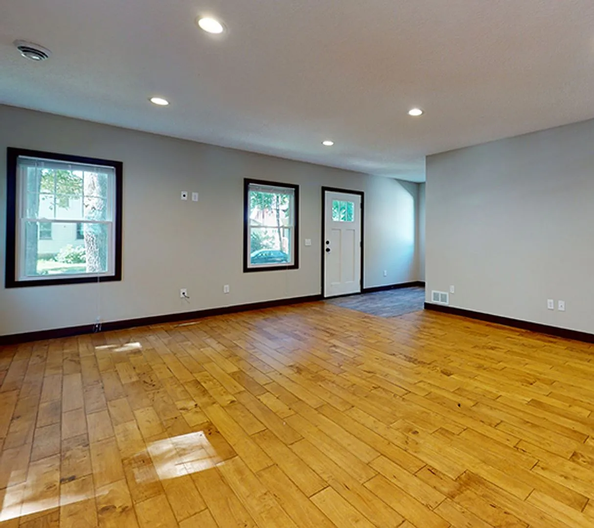 Affordable 5-Bedroom House close to U of M Campus — Photo 4