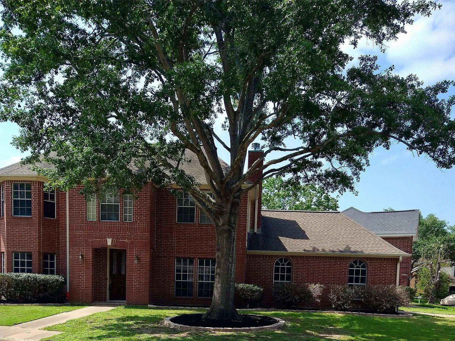 4 bed, 2.5 bath, 2052 sqft, $2,150 — Photo 2