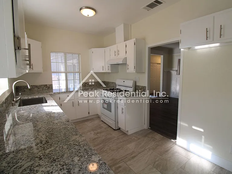1042 Las Palmas Ave — Photo 10