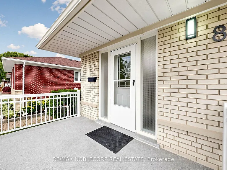 8 Summerfield Cres — Photo 43