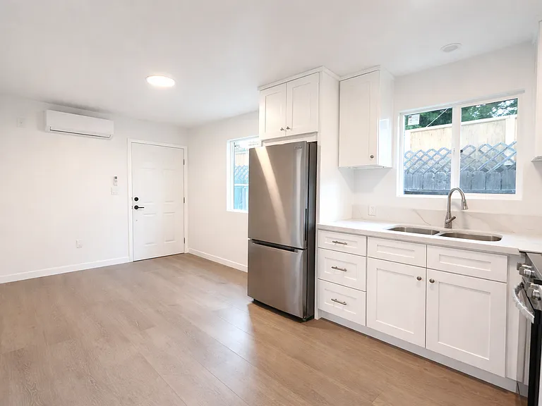6907 Noble Ave — Photo 11