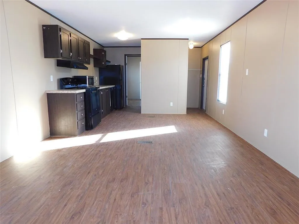 3 bed, 2.0 bath, 860 sqft, $1,325 — Photo 2