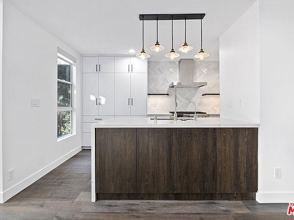 4th image of 824 Westmount Dr #1